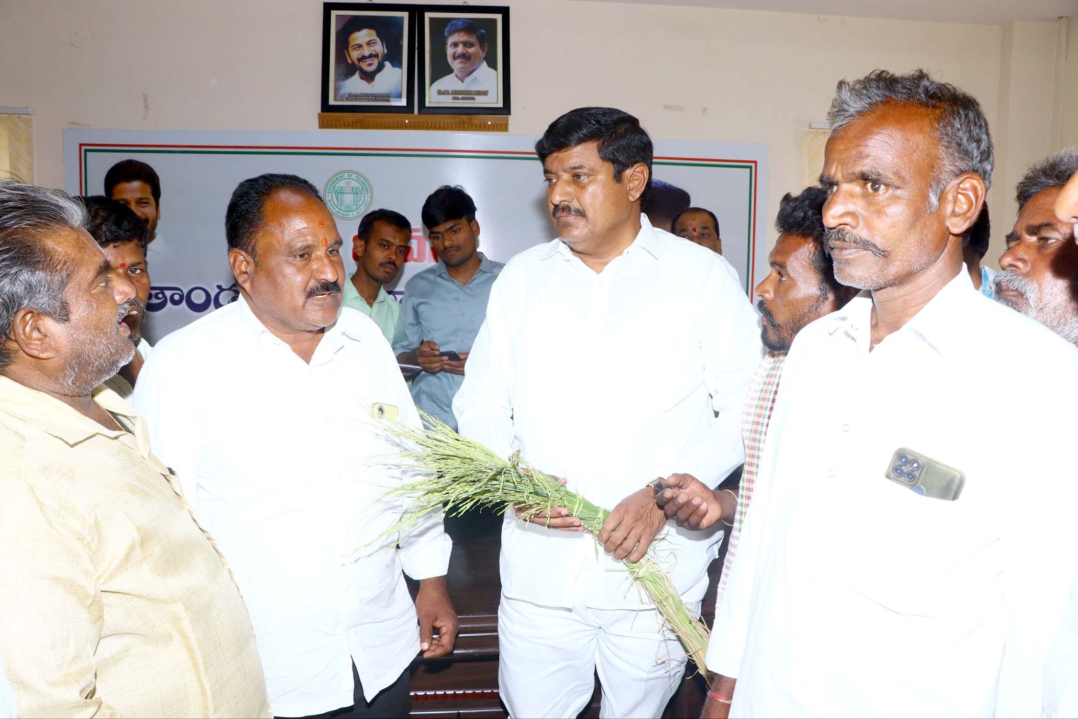 రైతులను ఆదుకునేందుకు కృషి