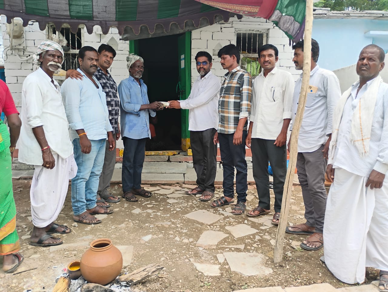 మృతుని కుటుంబానికి ఆర్థికం సాయం