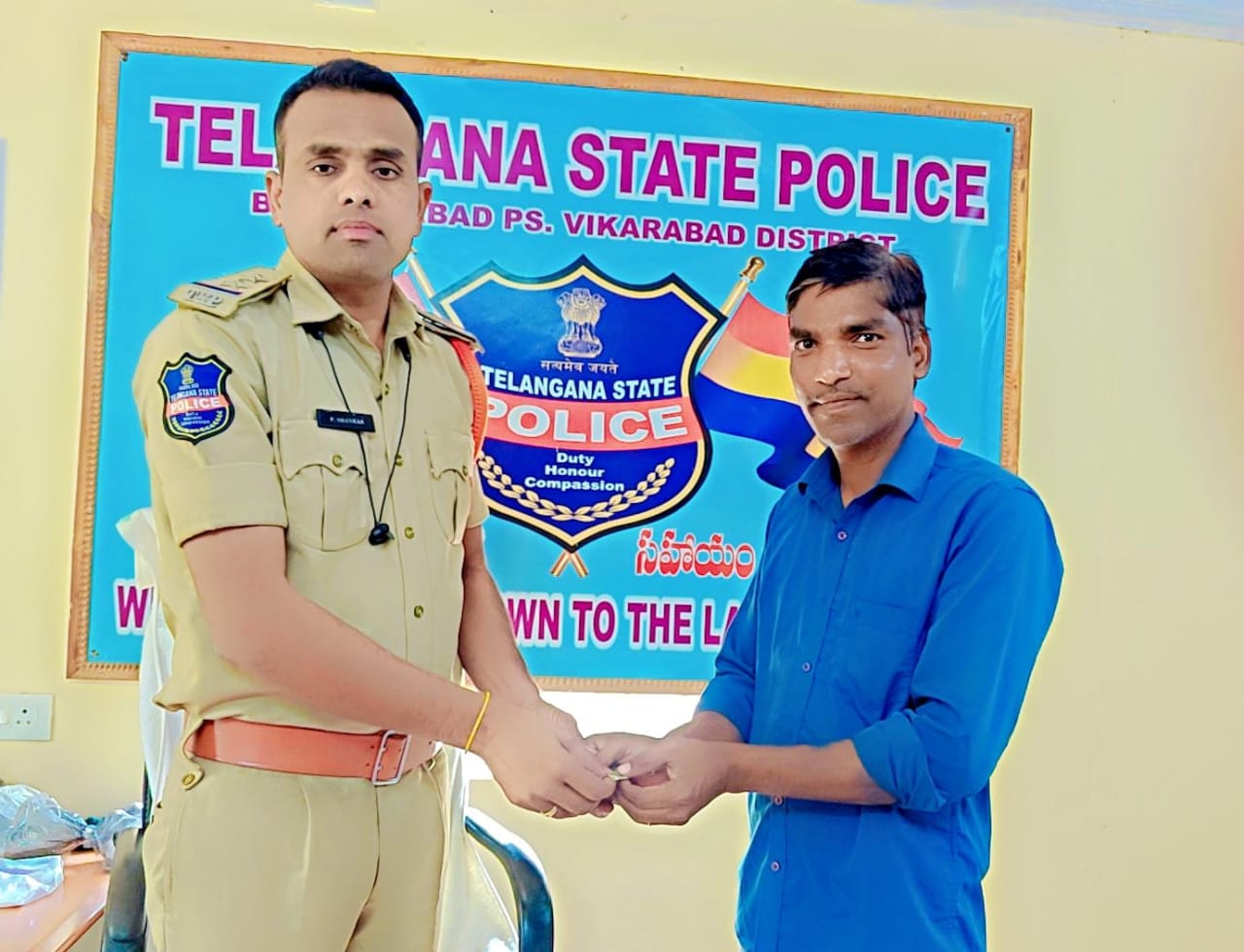 అంబేద్కర్‌పై ఎస్ఐ అభిమానం..!