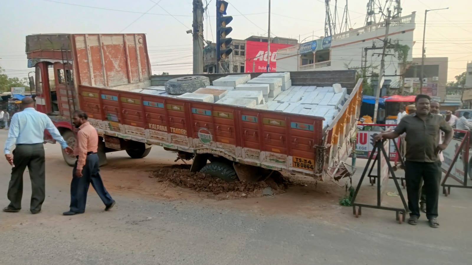 లీకేజీ గుంతలో ఇరుక్కు పోయిన లారీ