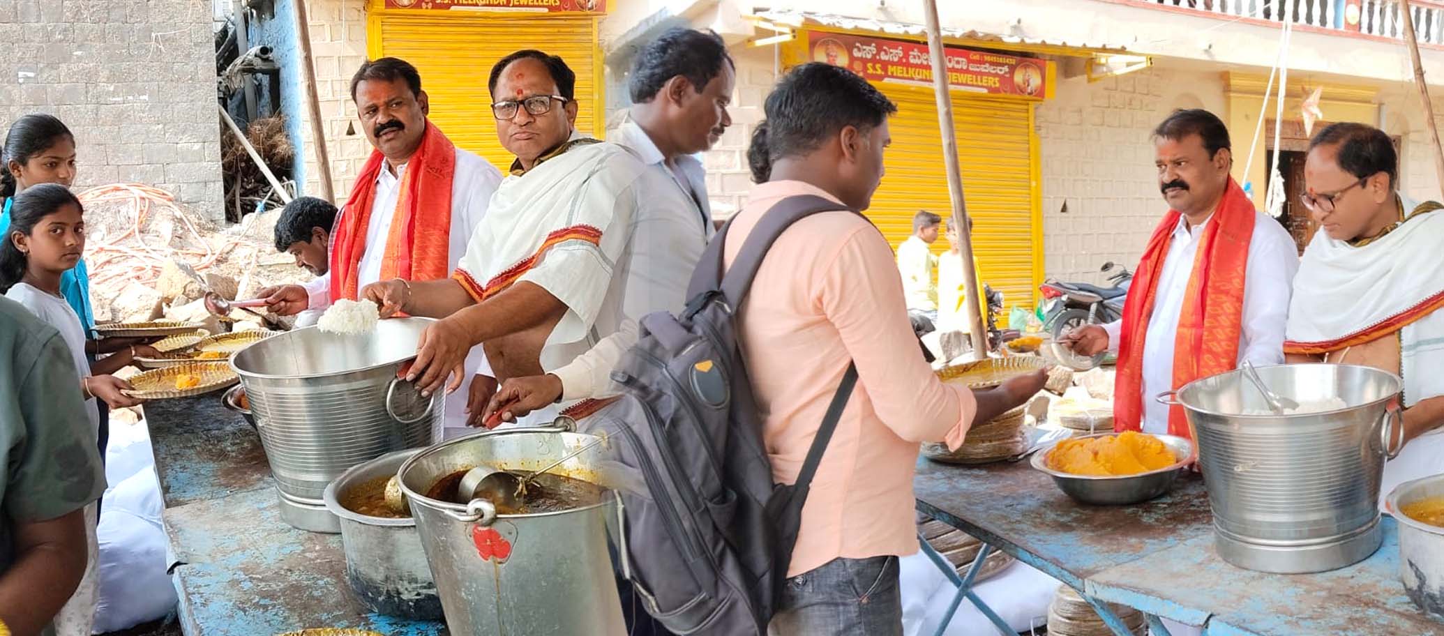దత్తాత్రేయ భక్తుల సేవలో విఠల్ నాయక్..!
