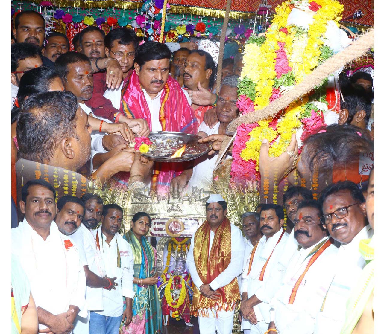 కన్నుల పండుగలా కలశ ధారణ