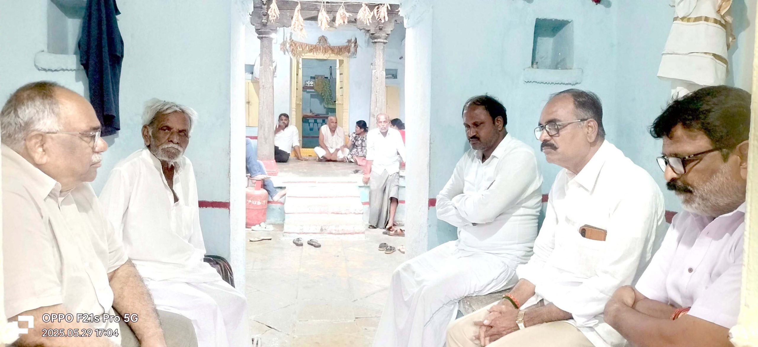 సాయిరెడ్డిని పరామర్శించిన రమేష్ మహారాజ్