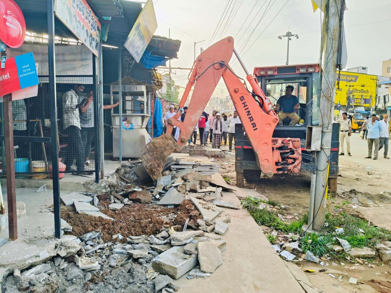 కూల్చివేతలకు బ్రేక్...?