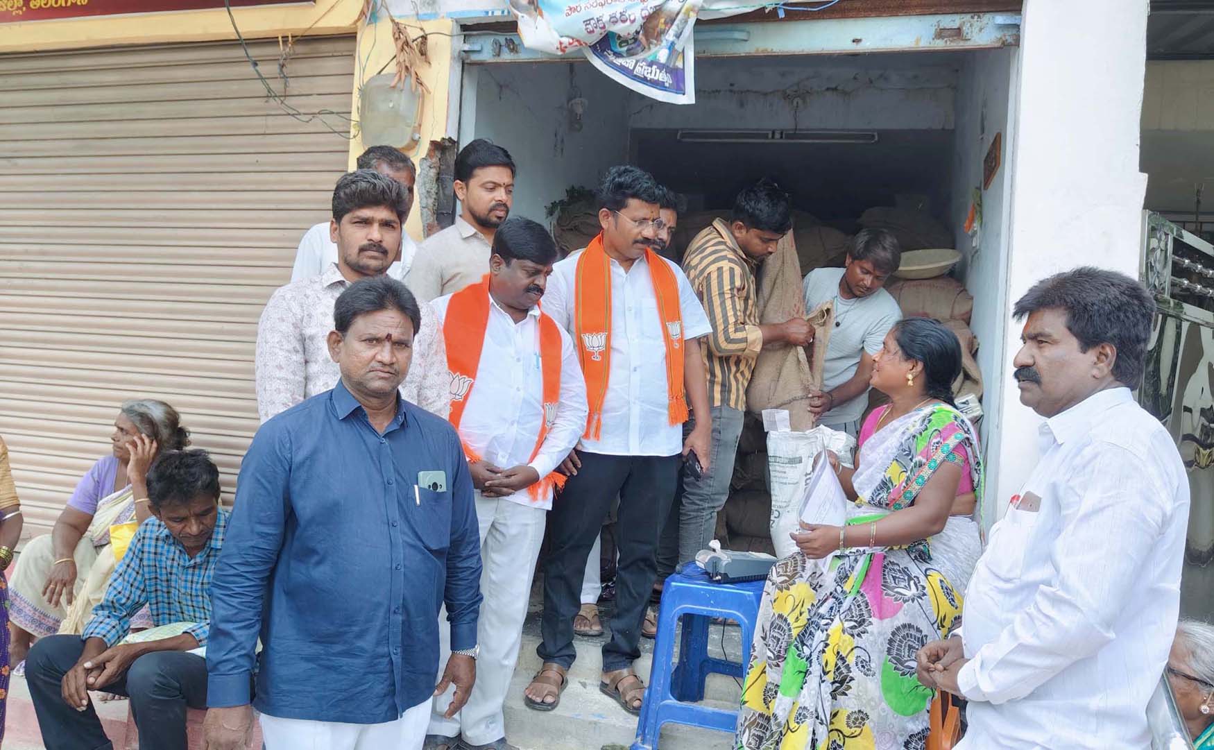 ప్రజలు పరేషాన్ కావద్దని బియ్యం పంపిణీ