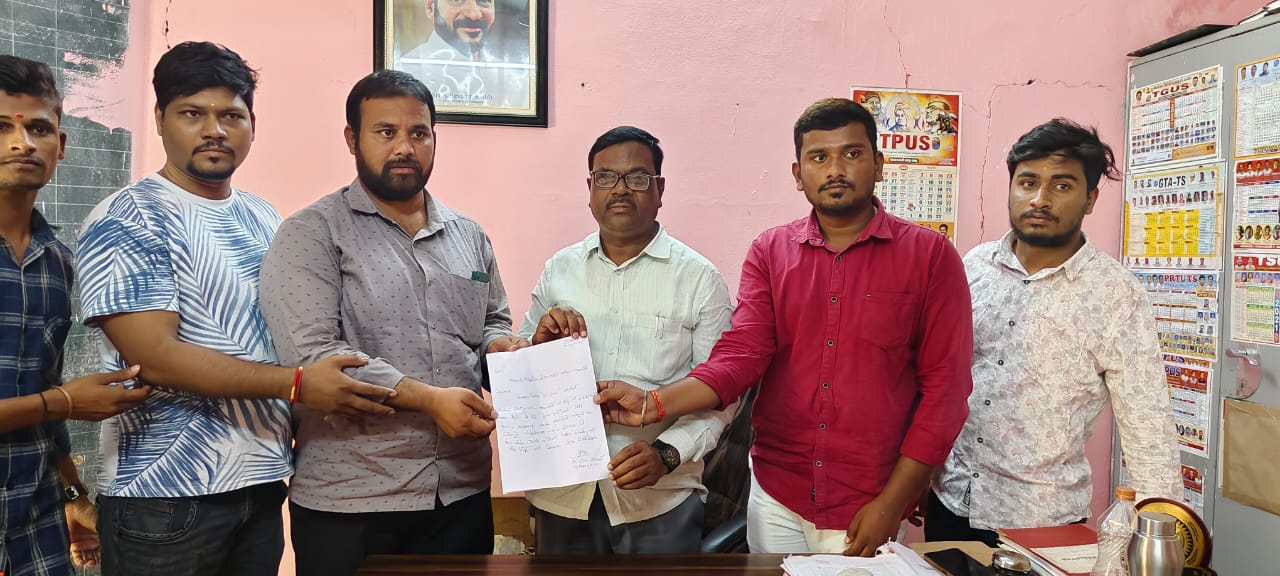 శ్రీ చైతన్య పుస్తకాల దందాపై చర్యలు తీసుకోండి