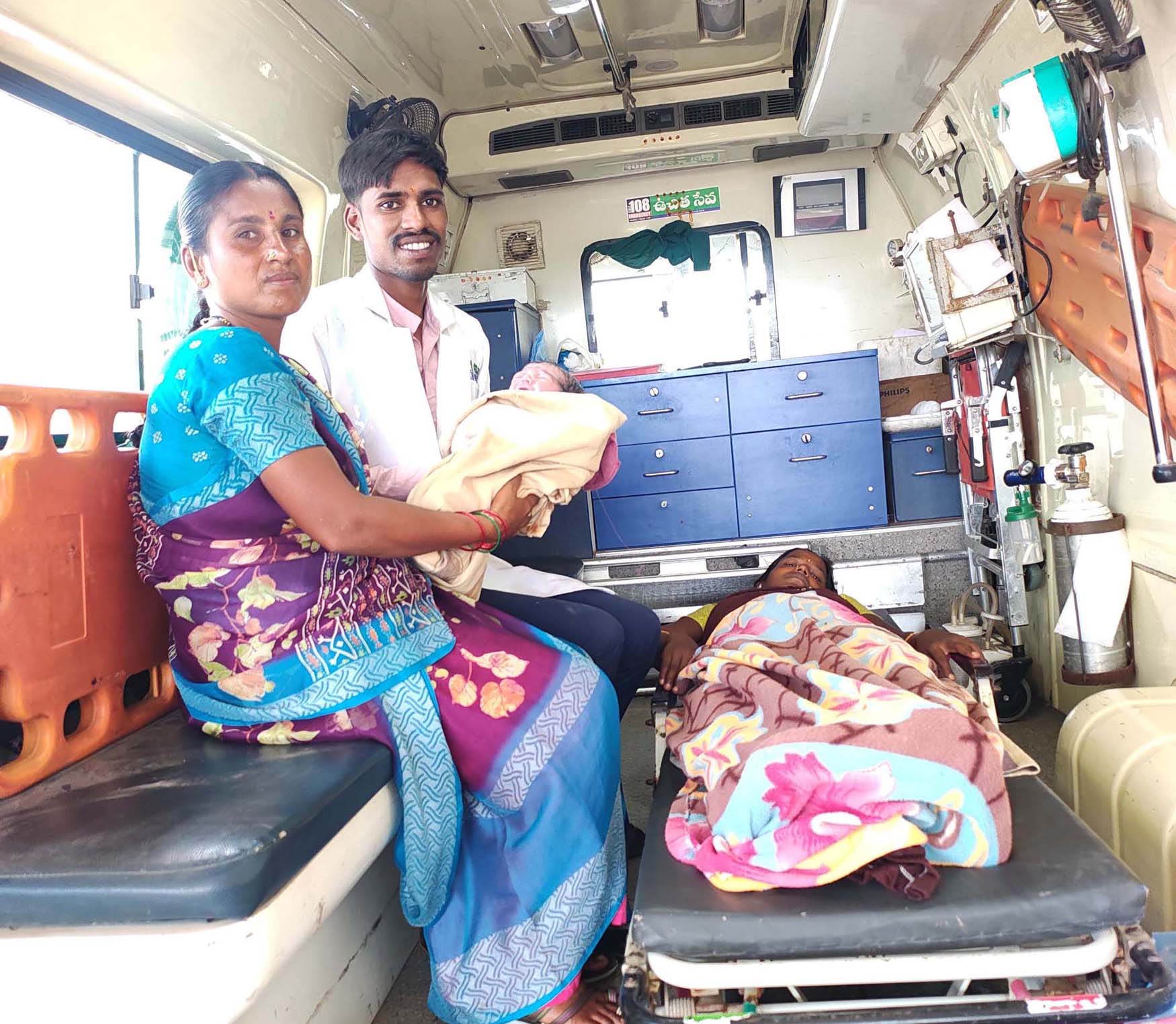 అంబులెన్స్‌లో మహిళ ప్రసవం