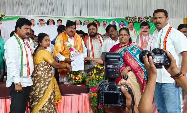 విద్యార్థులకు వసతి సమస్య తీర్చండి