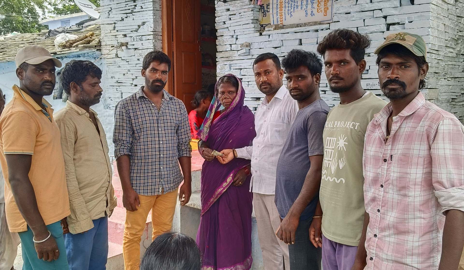 మృతురాలి కుటుంబానికి ఆర్థిక సాయం