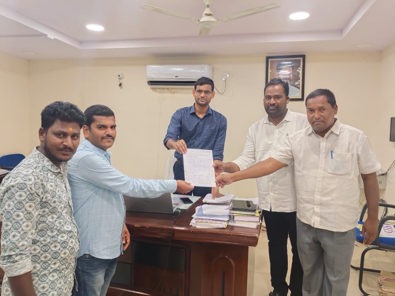 పరిహారం తేల్చకుండ.. ఇళ్లు కూల్చకండి..!