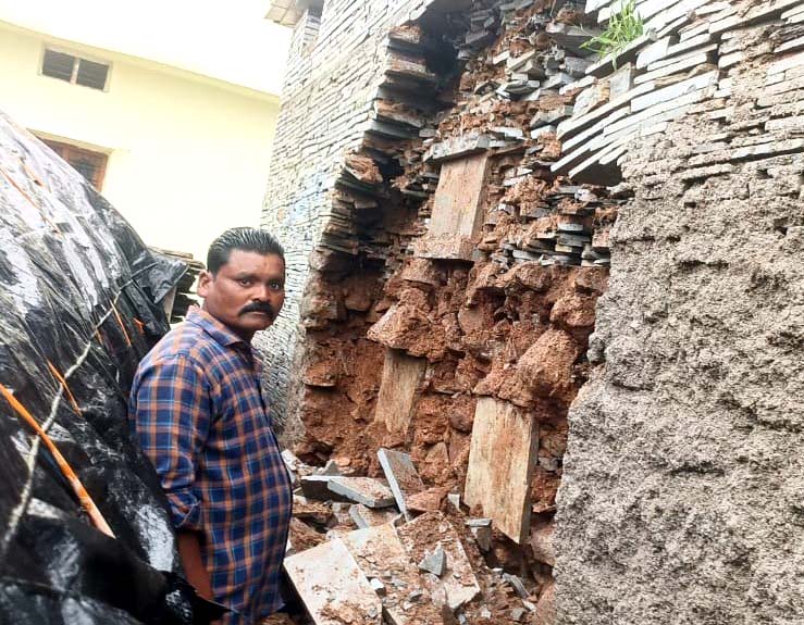 వర్షానికి కూలిన ఇళ్లు...!
