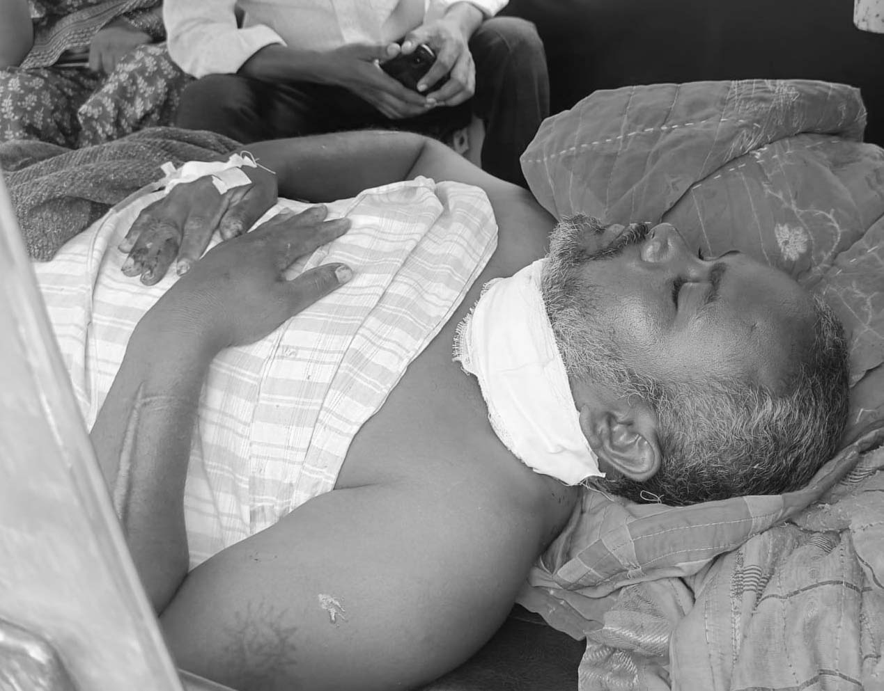 బ్లేడుతో గొంతుకోసుకున్న భర్త