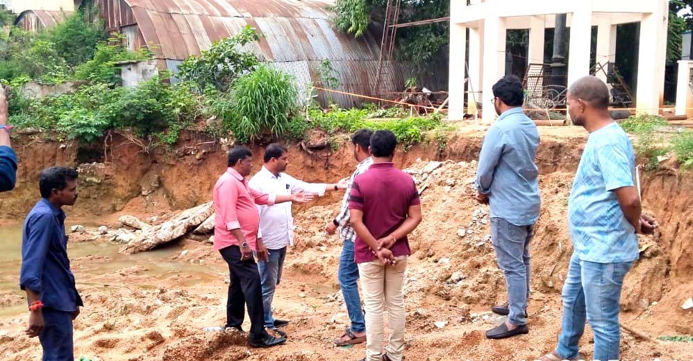 అభివృద్ధి పనుల్లో వేగం పెంచాలి