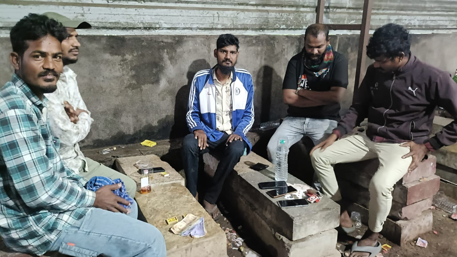 పర్మిట్ రూంలో పేకాట అడ్డా..!