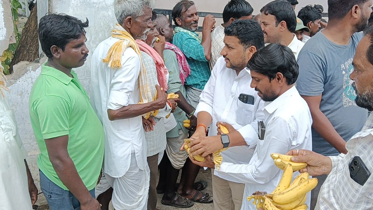 యూరియా కష్టాలు.. సర్కారుకు సిగ్గుచేటు..!
