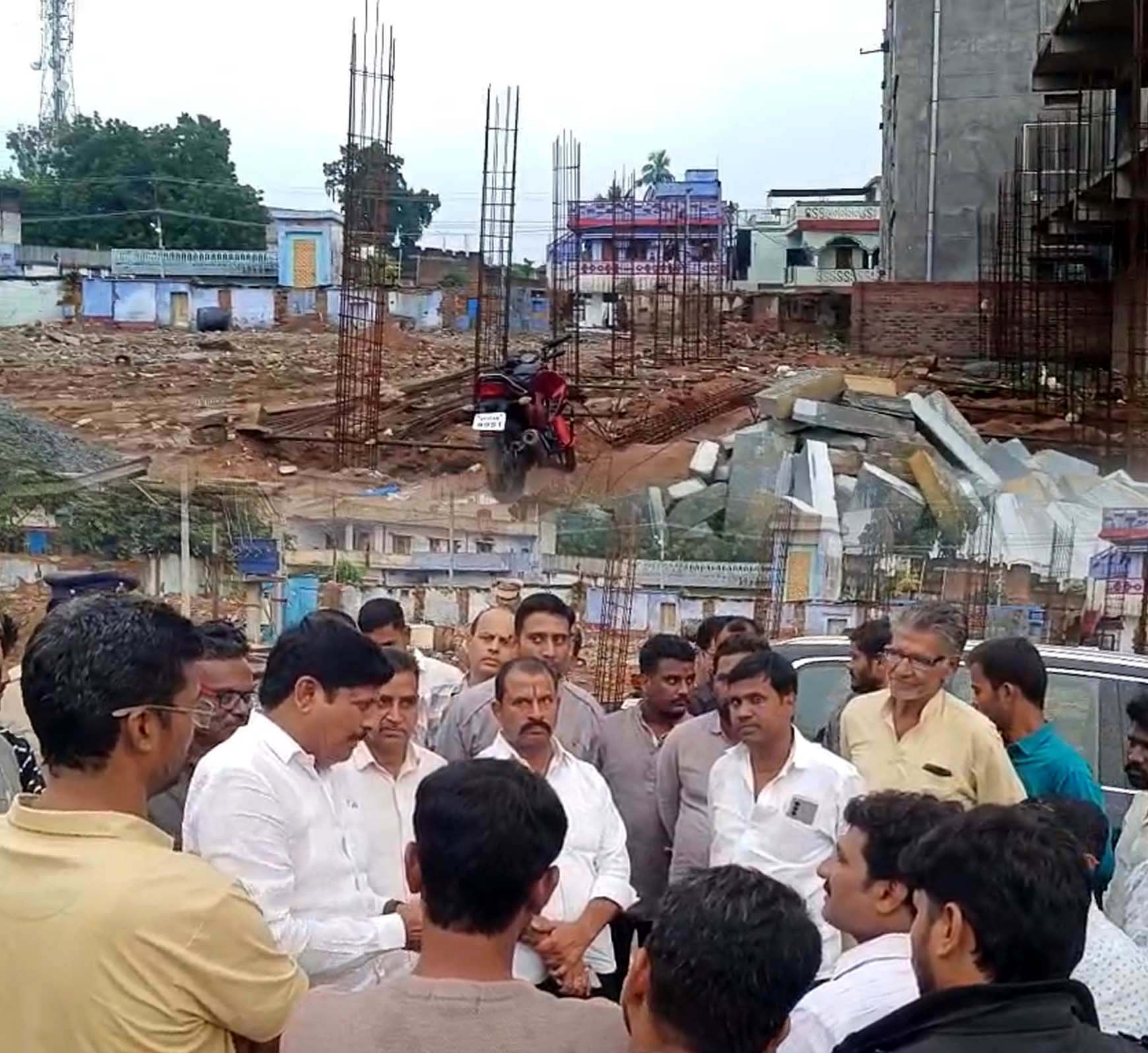 భద్రేశ్వర షాపింగ్ కాంప్లెక్స్ అభివృద్ధికి తోడ్పాటు..!