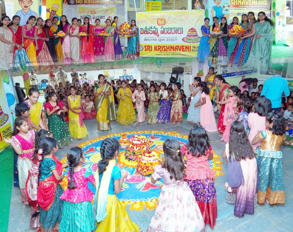 ఎస్‌కేటీఎస్‌లో బతుకమ్మ సంబరాలు అదుర్స్..!