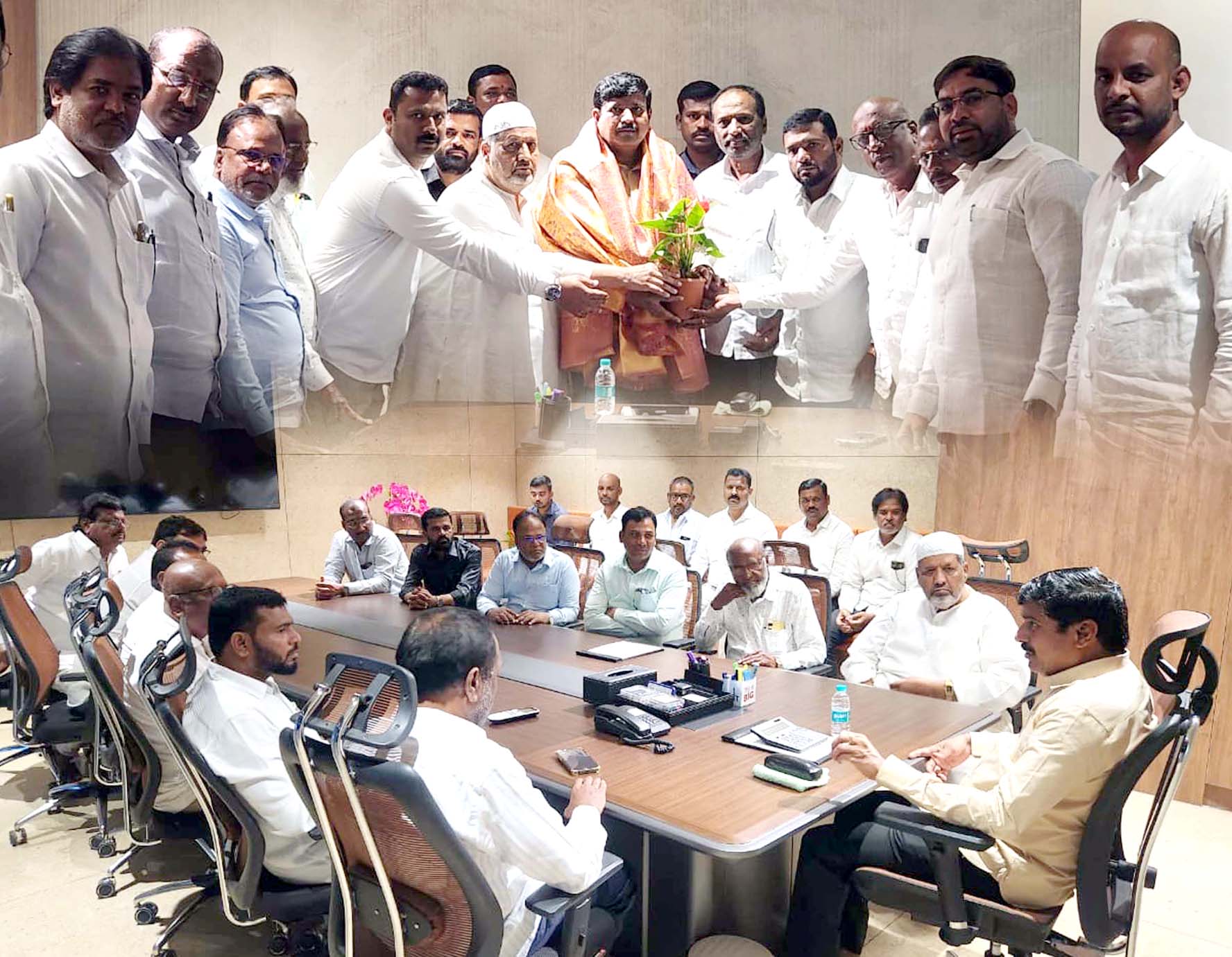 నాపరాతి వ్యాపారులకు మనోహరన్న భరోసా..!