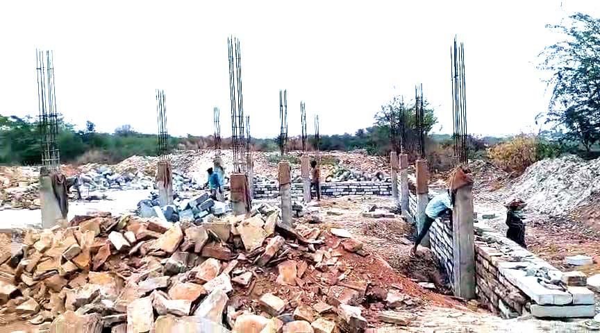 గొల్ల చెరువులో కబ్జాలు..!
