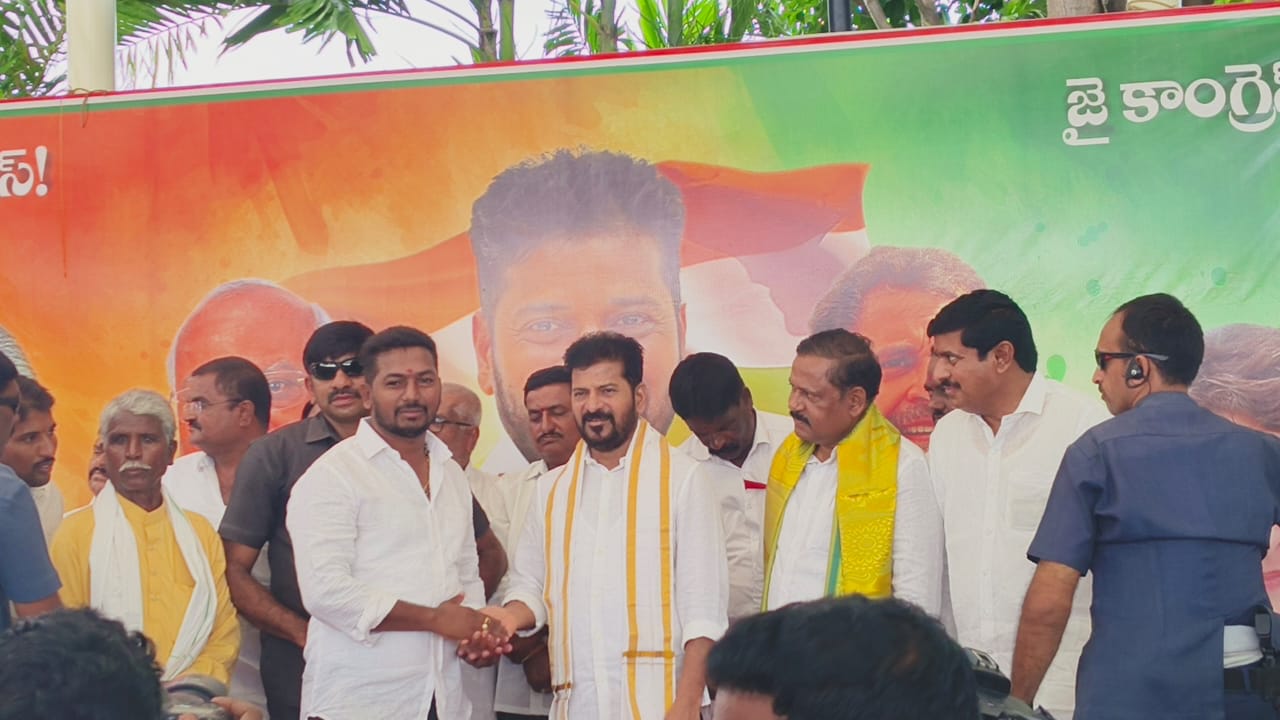 రేవంత్ రెడ్డిని కలిసిన బంటు వేణుగోపాల్