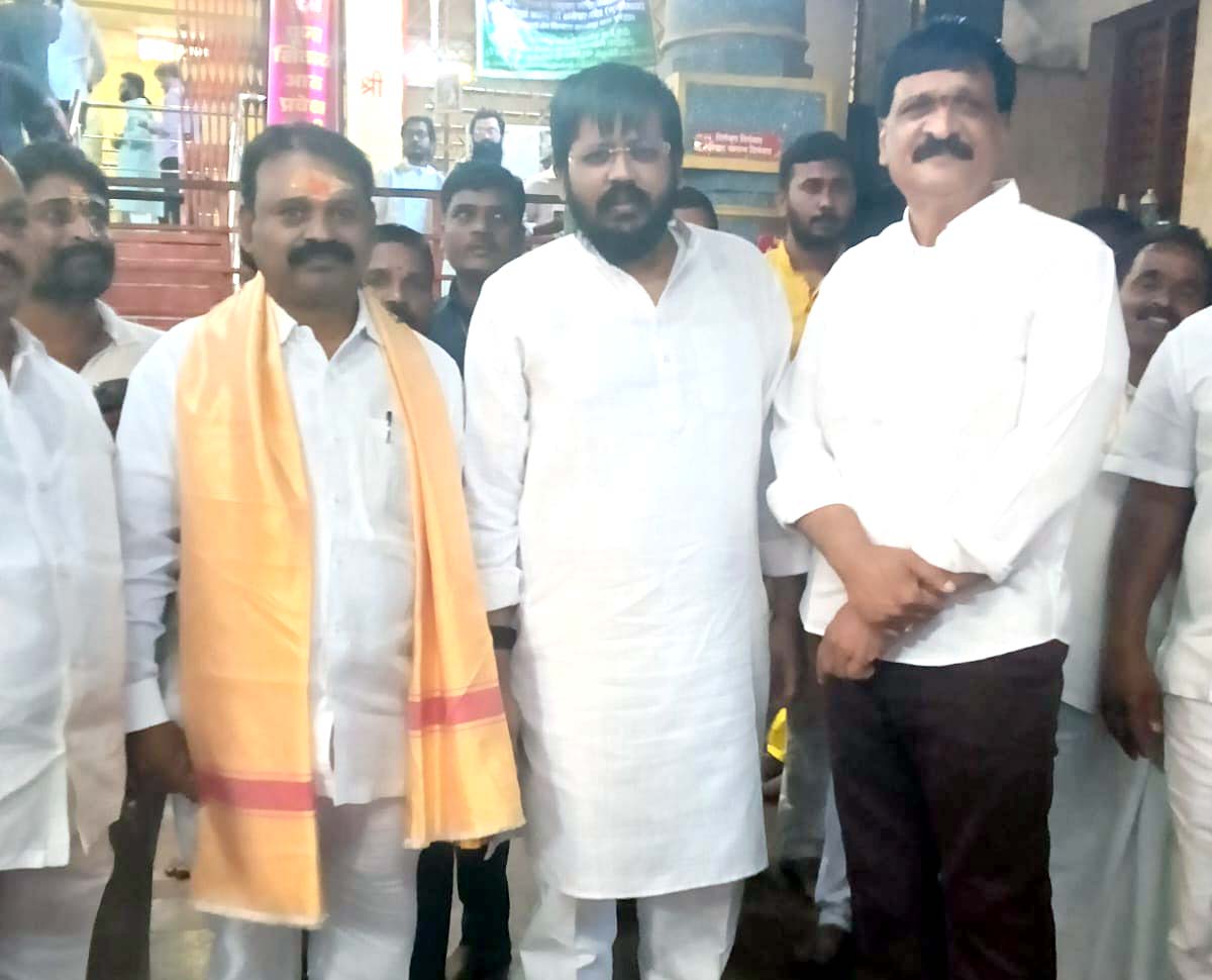 దత్తాత్రేయుని సన్నధిలో విఠల్ నాయక్