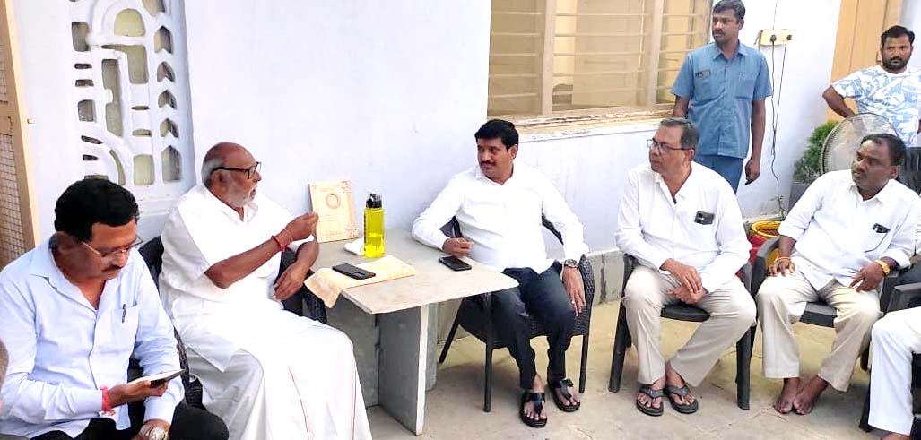 మహరాజుల చుట్టూ రాజకీయం..!