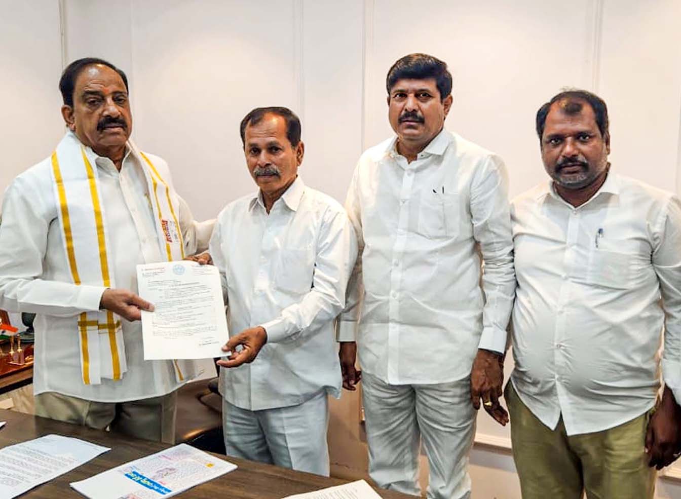 మార్కెట్ కమిటీ అభివృద్ధికి ప్రాధాన్యం ఇవ్వండి