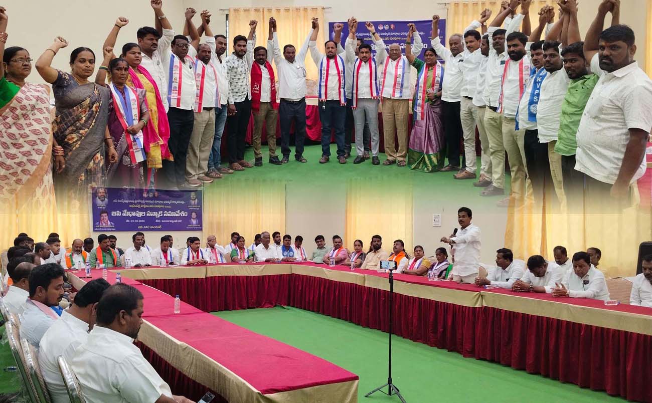 బీసీ రిజర్వేషన్లు తేల్చాకే.. ఎన్నికలకు వెళ్లాలి