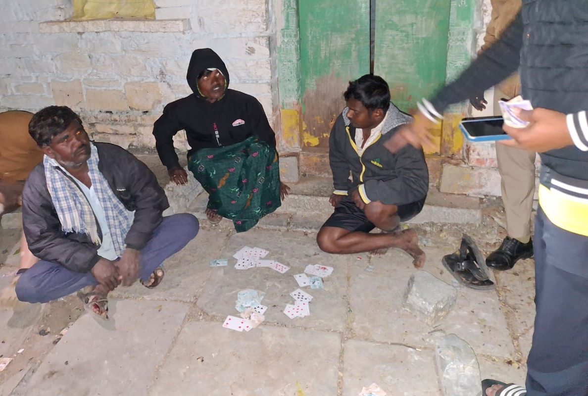 ఐదు మంది పేకాటరాయుళ్లపై కేసు