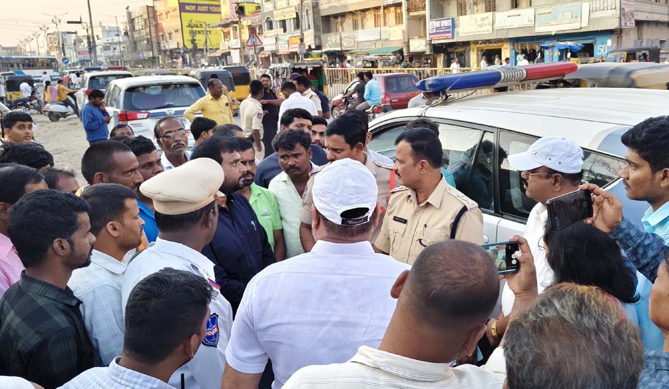 రోడ్లపై వ్యాపారాలు చేయొద్దు..!