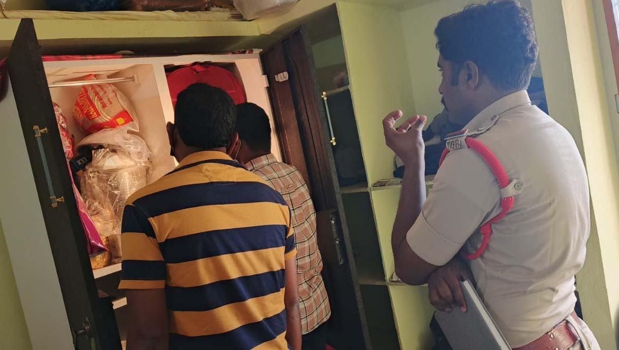 షాపు వెళ్లగానే ఇంట్లో చోరీ..!