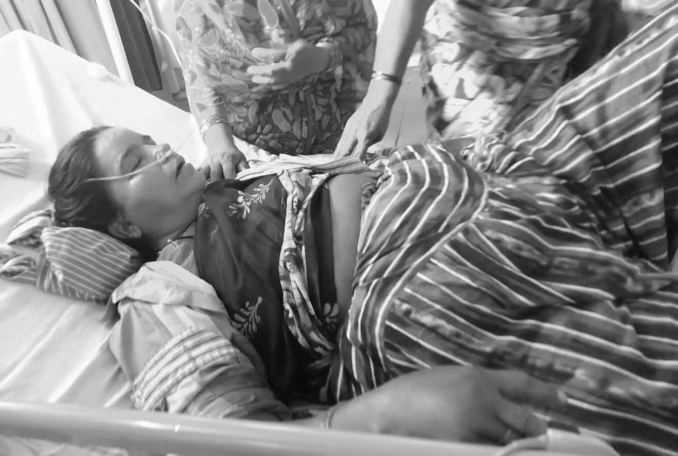 మహిళ కూలికి పాము కాటు..!