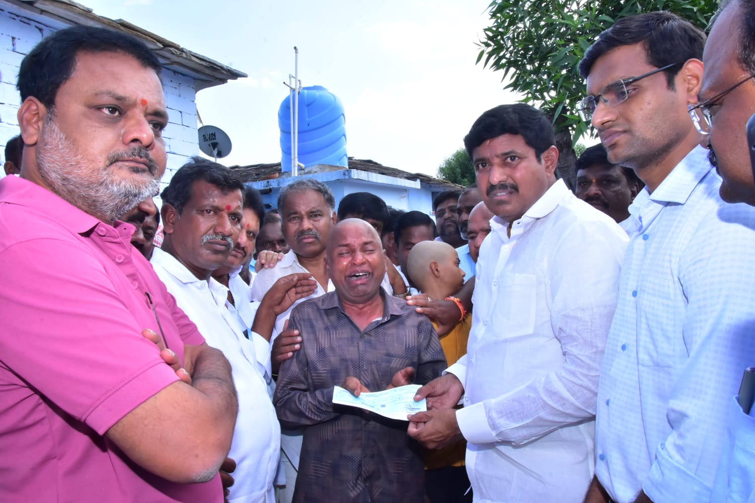ఏడుపు ఆపడం.. తరం కాలే..!
