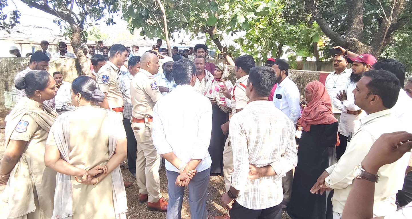 పెద్దేముల్ పోలీస్టేషన్‌ వద్ద టెన్షన్‌..!