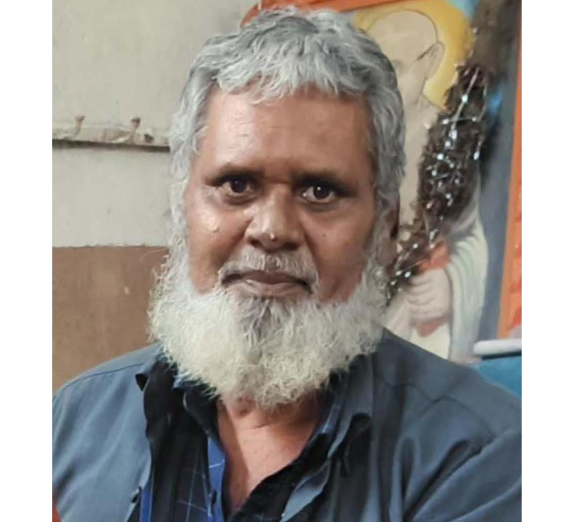 బస్సు ఢీకొని బస్సు మెకానిక్ మృతి