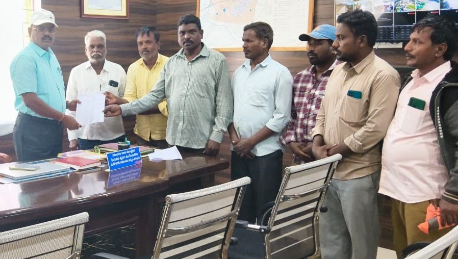 మృతి చెందిన కార్మికురాలుకు ఆర్థిక సాయం
