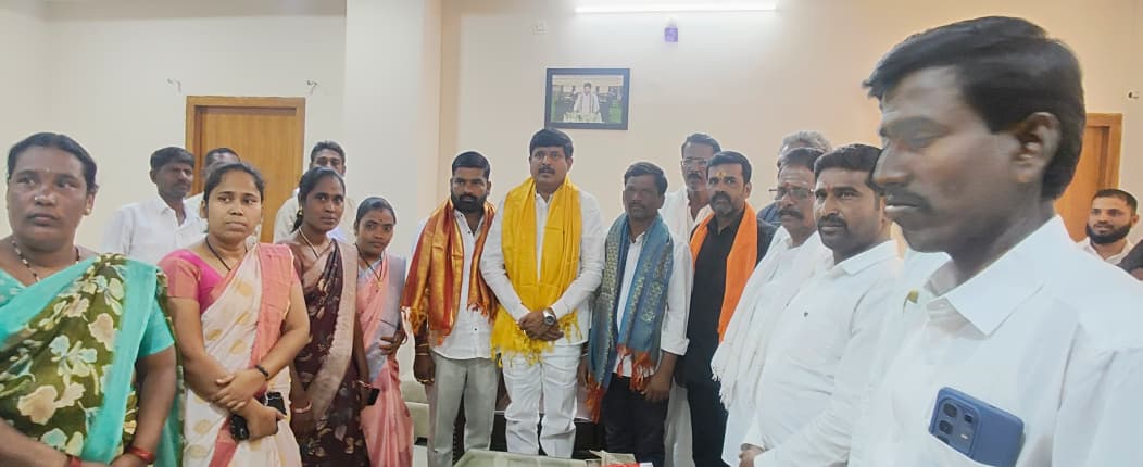 ఎమ్మెల్యేను కలిసిన ఓగిపూర్ సర్పంచ్‌