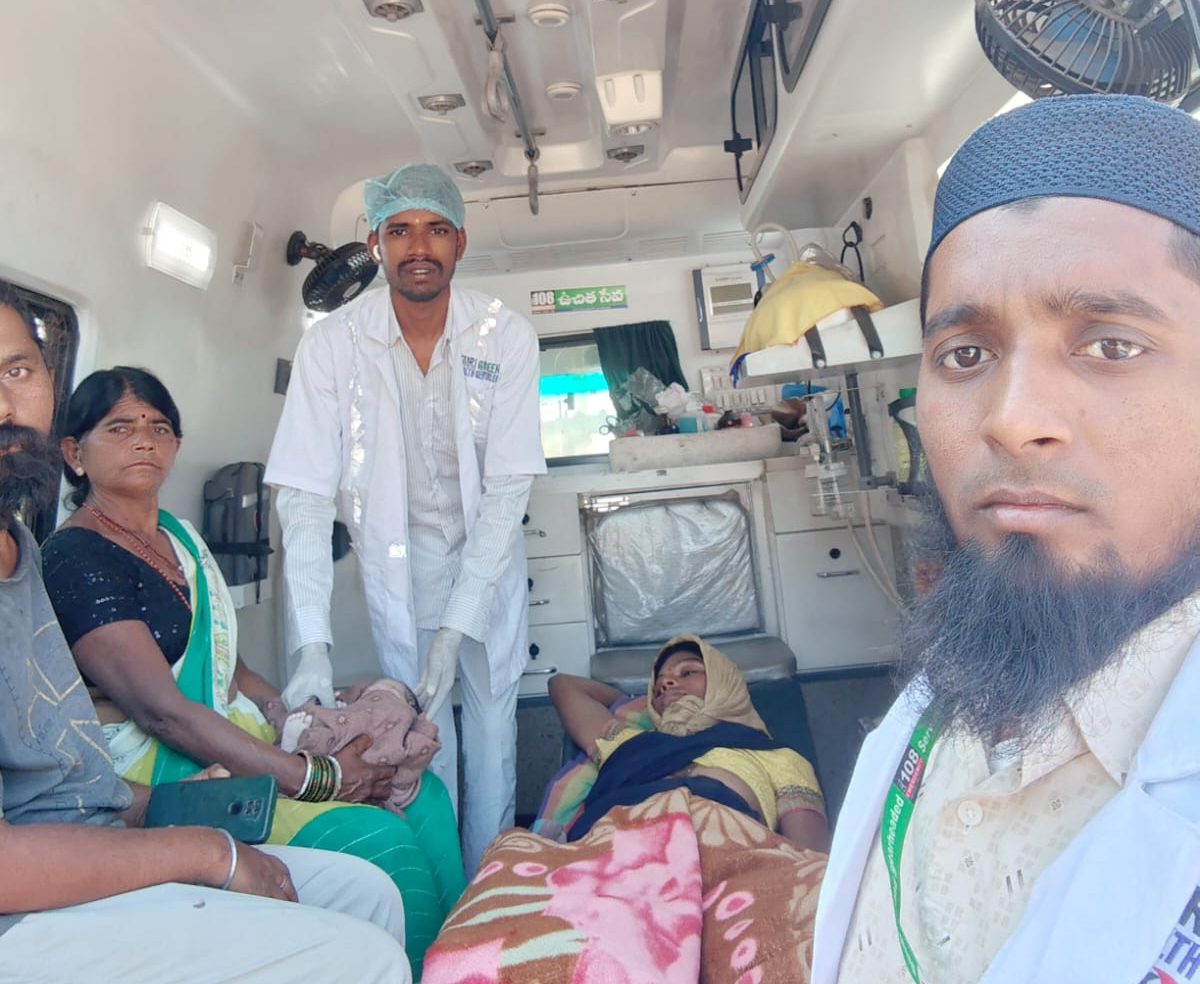 అంబులెన్స్‌లో గర్భిణీ ప్రసవం