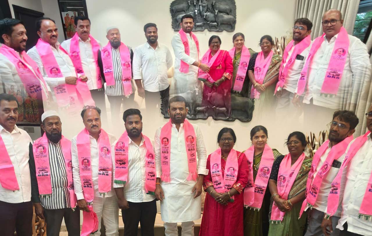 గులాబీ గూటికి మరో మాజీ కౌన్సిలర్