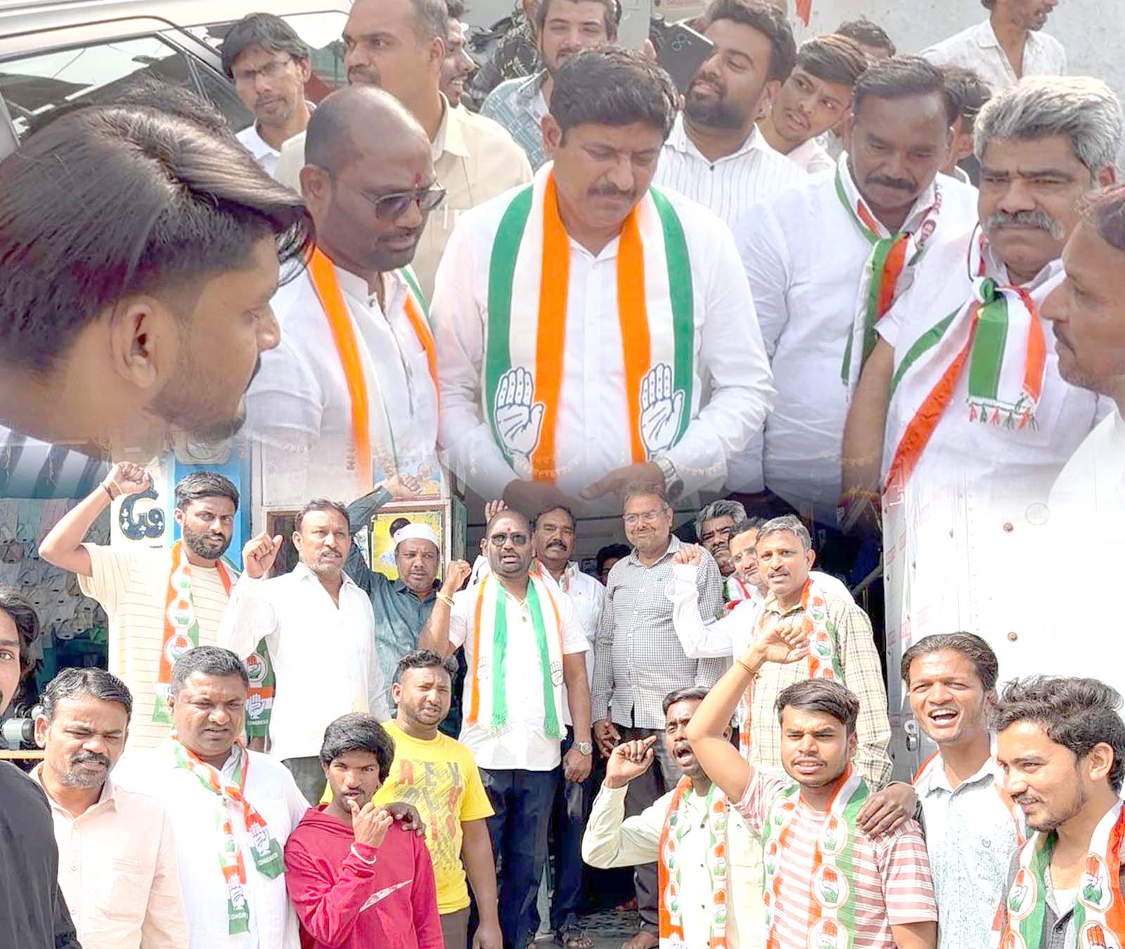 దశ తిరగాలంటే.. చేతి గుర్తుకు ఓటేయండి..!