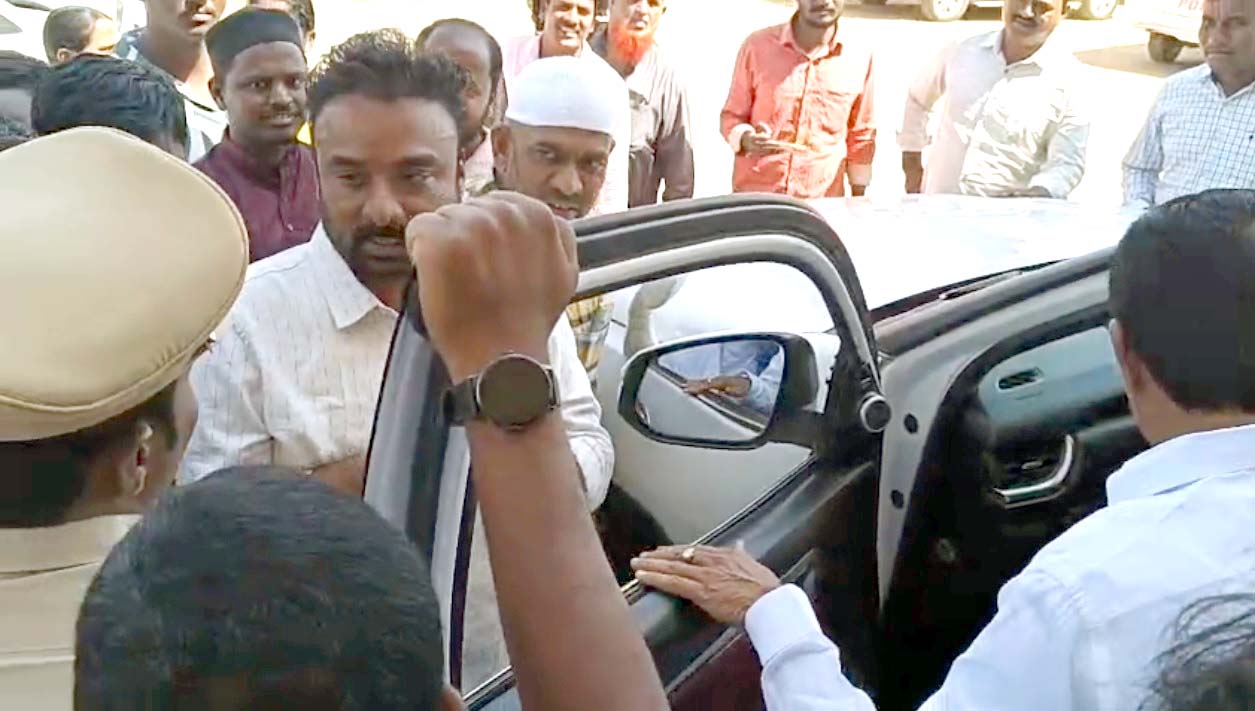 ప్రతిపక్షంలో ఉంటే ప్రోటోకాల్ పాటించరా..!