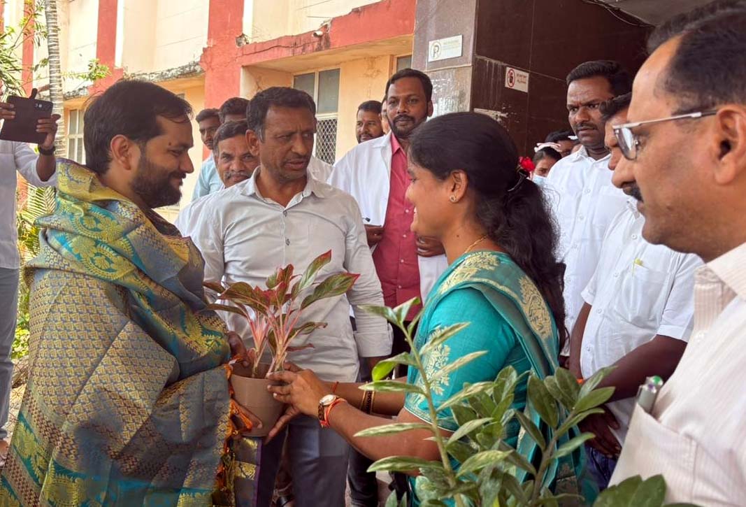 కలెక్టర్‌ను సన్మానించిన చైర్ పర్సన్..!