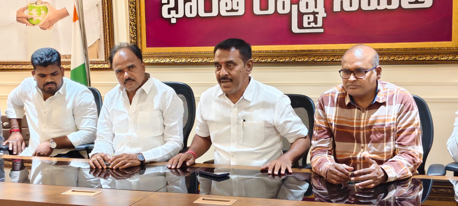 రాజ్యాంగాన్ని తూట్లు పొడుతున్న కాంగ్రెస్..!
