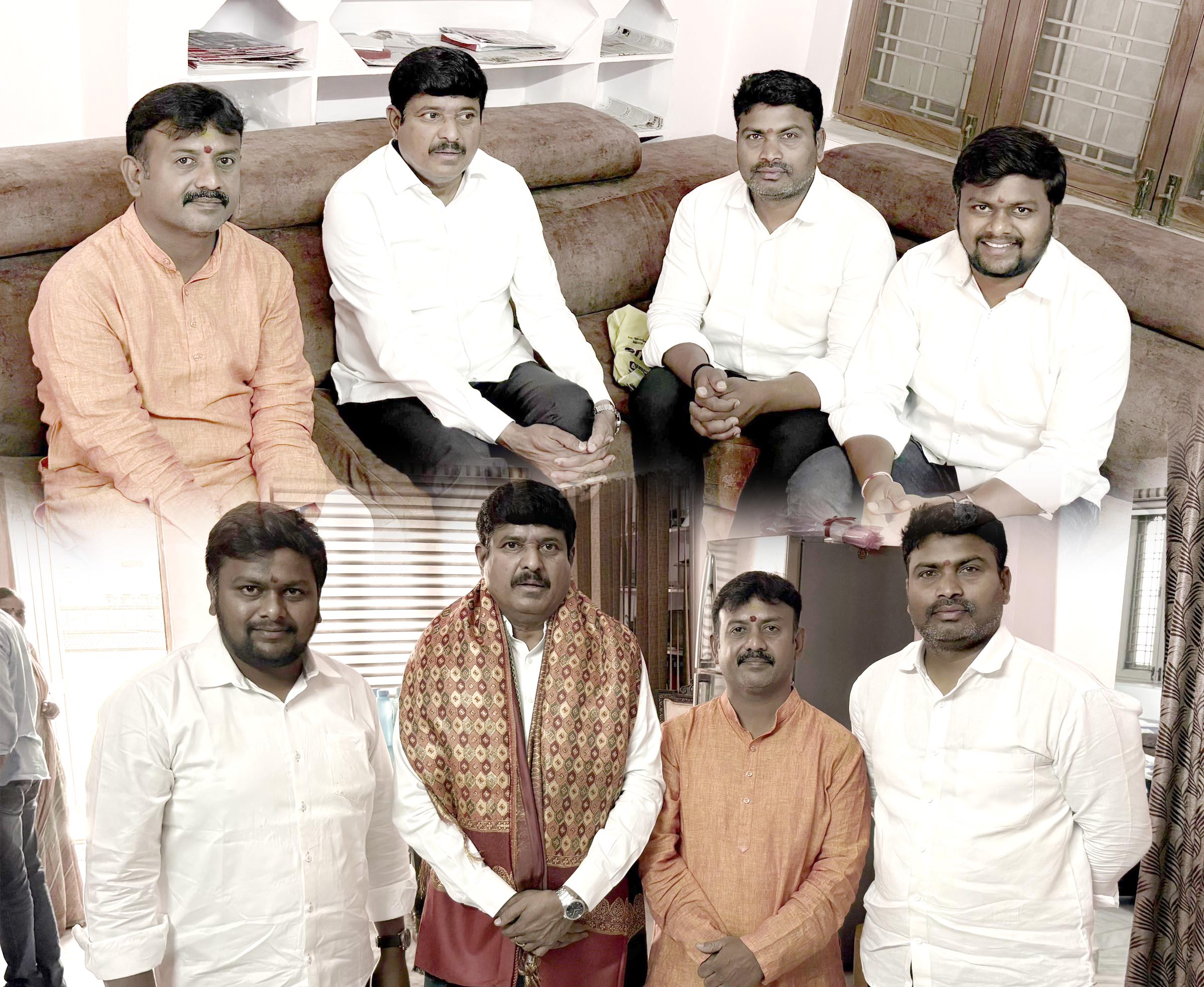 ఎమ్మెల్యేతో బీజేపీ కౌన్సిలర్ల భేటీ..!