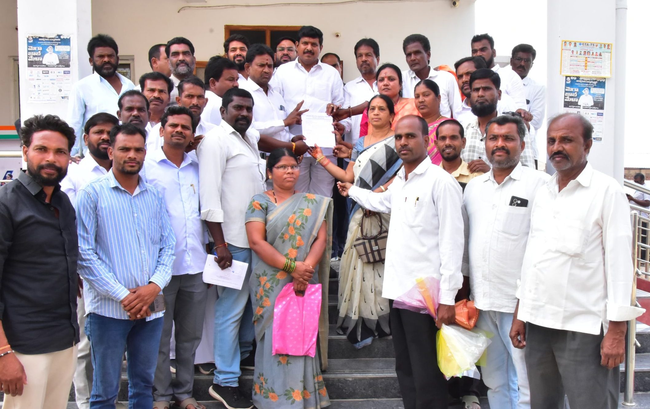 ఉద్యమ కారులకు ఇళ్లు, ఫించన్‌ ఇవ్వాలి