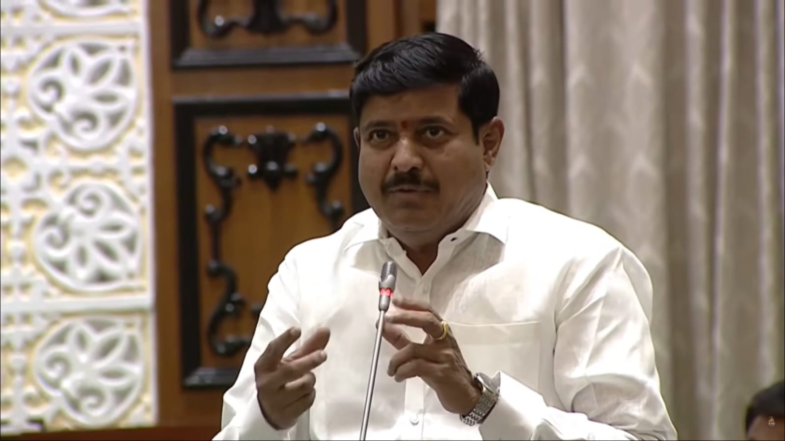 రోడ్ల పురోగతి చేపట్టాలి..!