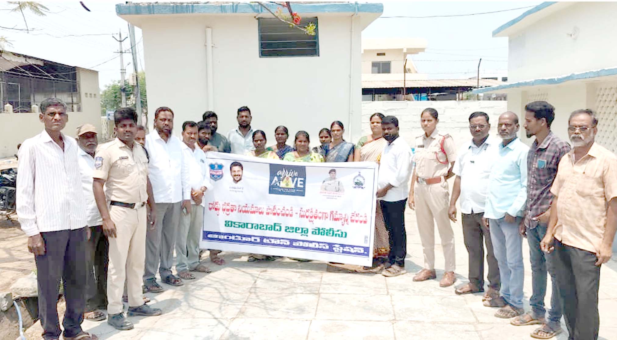 రోడ్డు నిబంధనలపై అవగాహన కలిగి ఉండాలి
