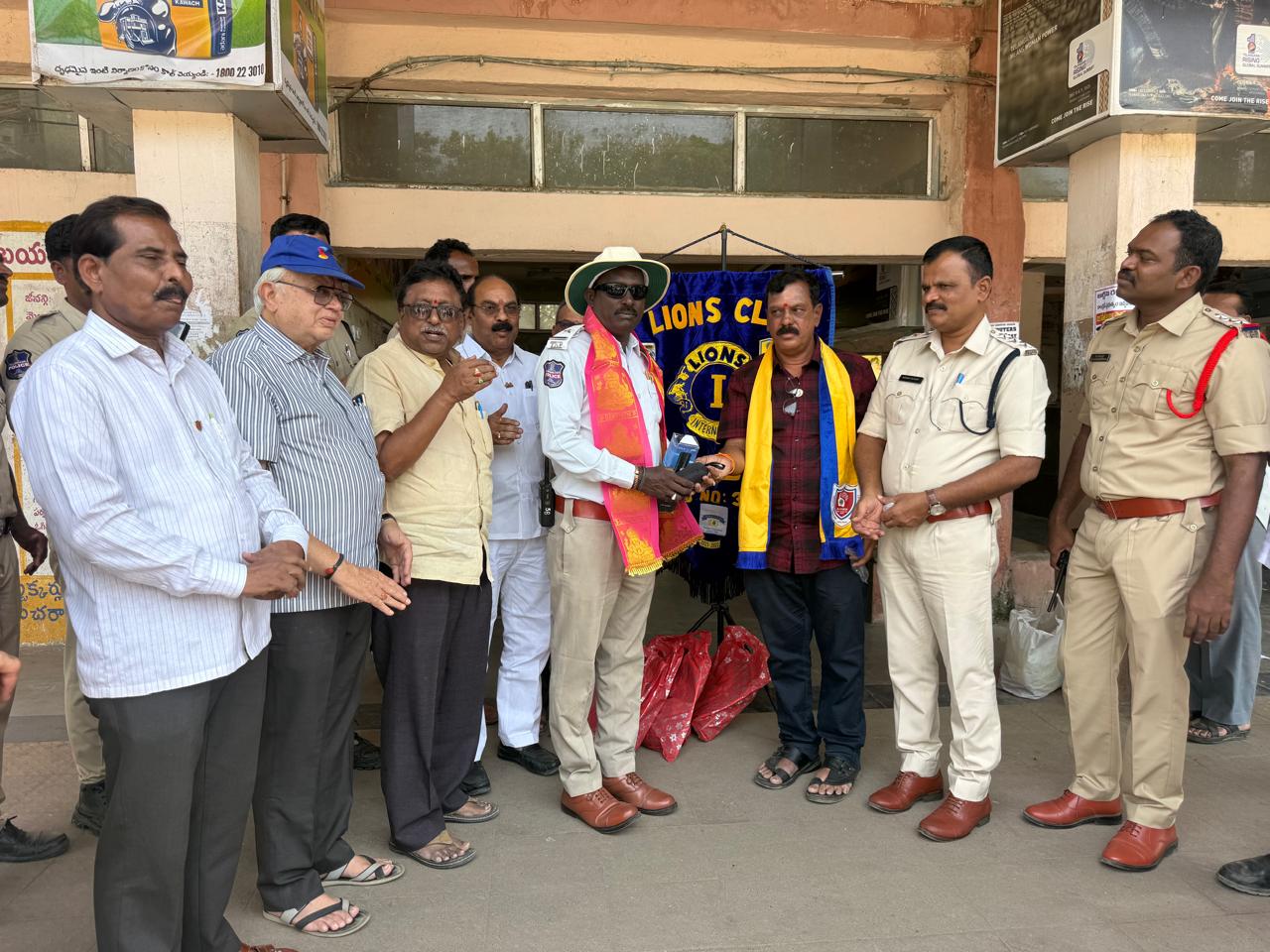 ట్రాఫిక్ పోలీసులకు చల్లని సాయం