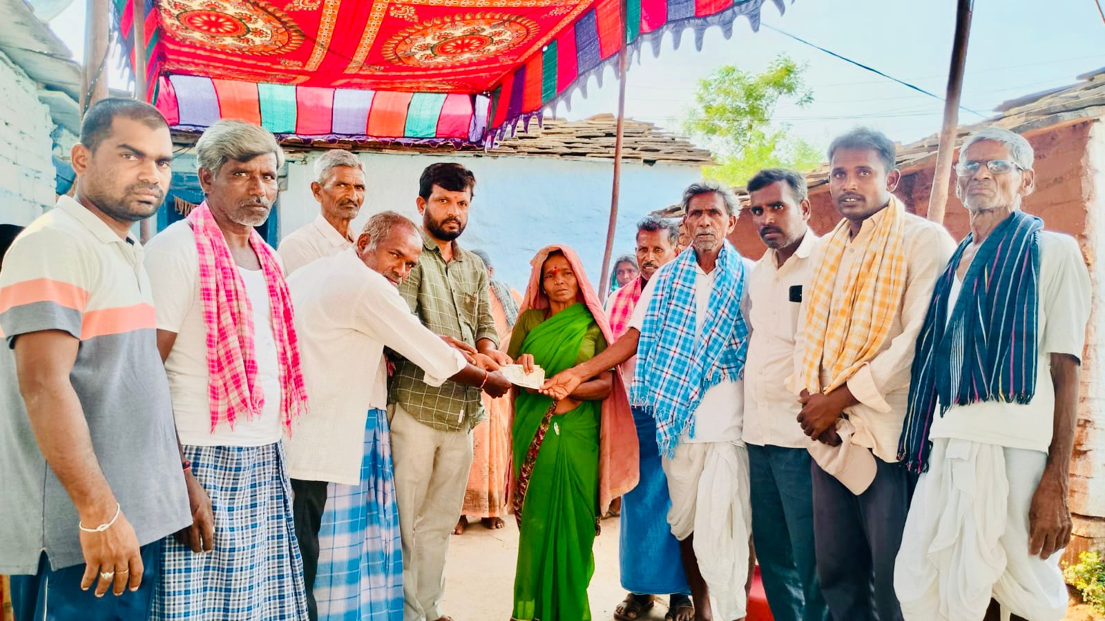 మృతుని కుటుంబానికి ఆర్థిక సాయం