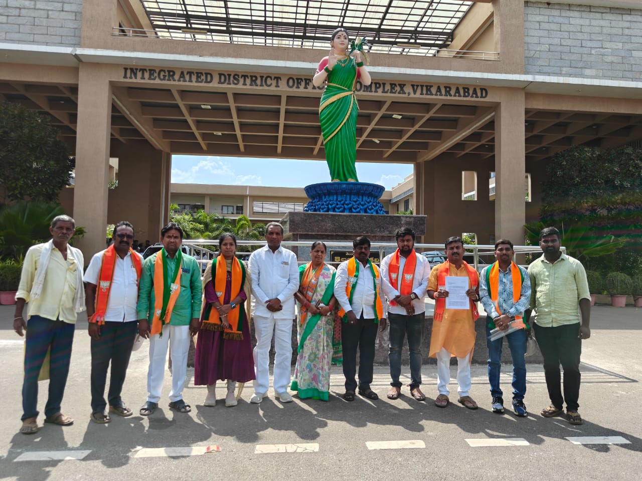 ఆ ఇండ్లను వెనక్కి తీసుకోవాలి